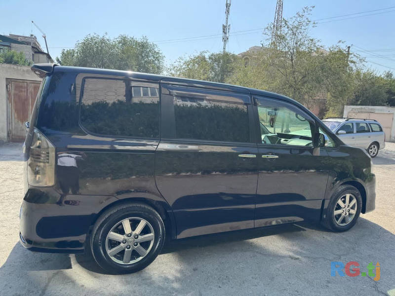 Toyota Voxy 2 2.0 2009 г.