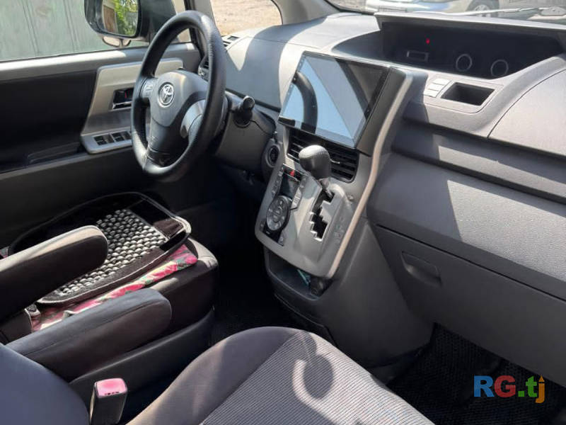 Toyota Voxy 2 2.0 2009 г.