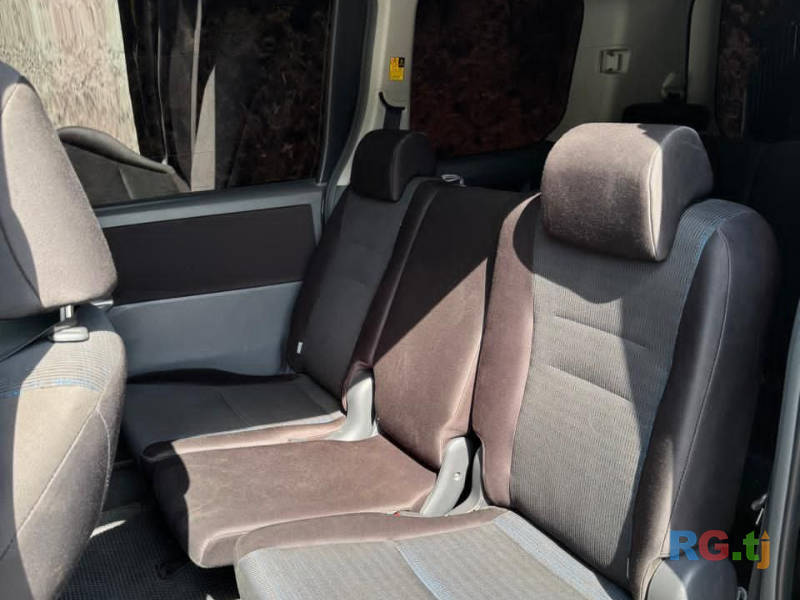 Toyota Voxy 2 2.0 2009 г.